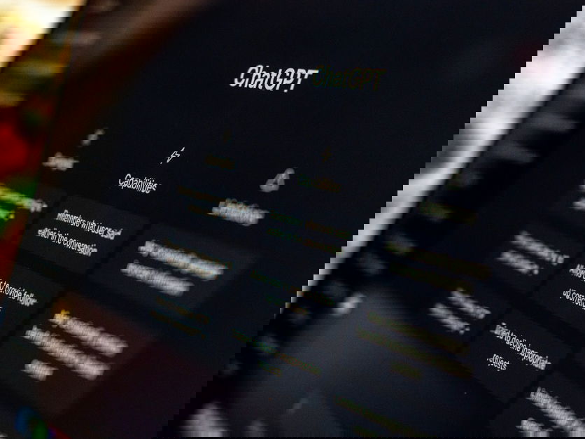 Computador com site do ChatGPT em modo escuro