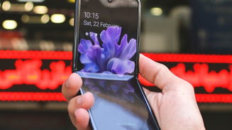 Galaxy Z Flip 7 aparece em vídeo com tela externa ampliada e vinco invisível
