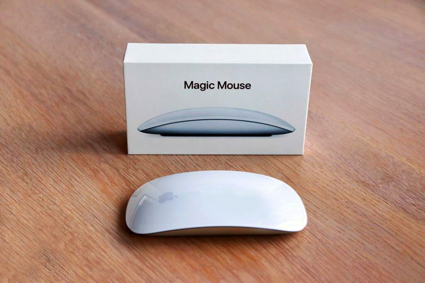 Magic mouse e caixa na mesa