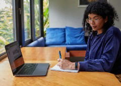 Santander oferece 5 mil bolsas de estudo gratuitas na área de computação em nuvem para mulheres