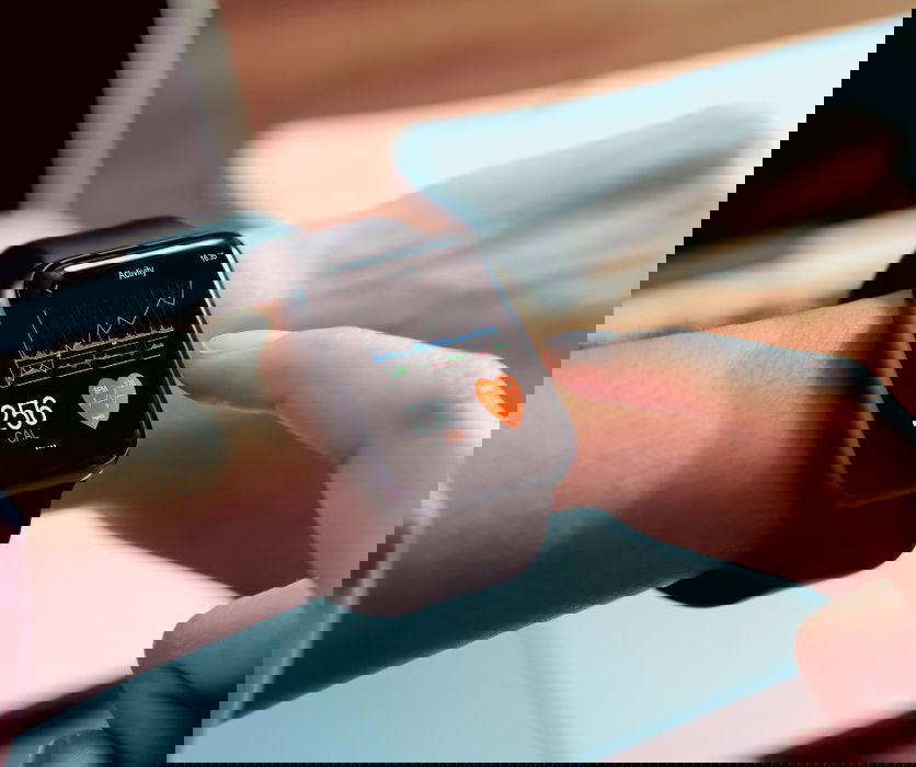 smartwatch preto com monitor cardíaco ligado em pulso feminino